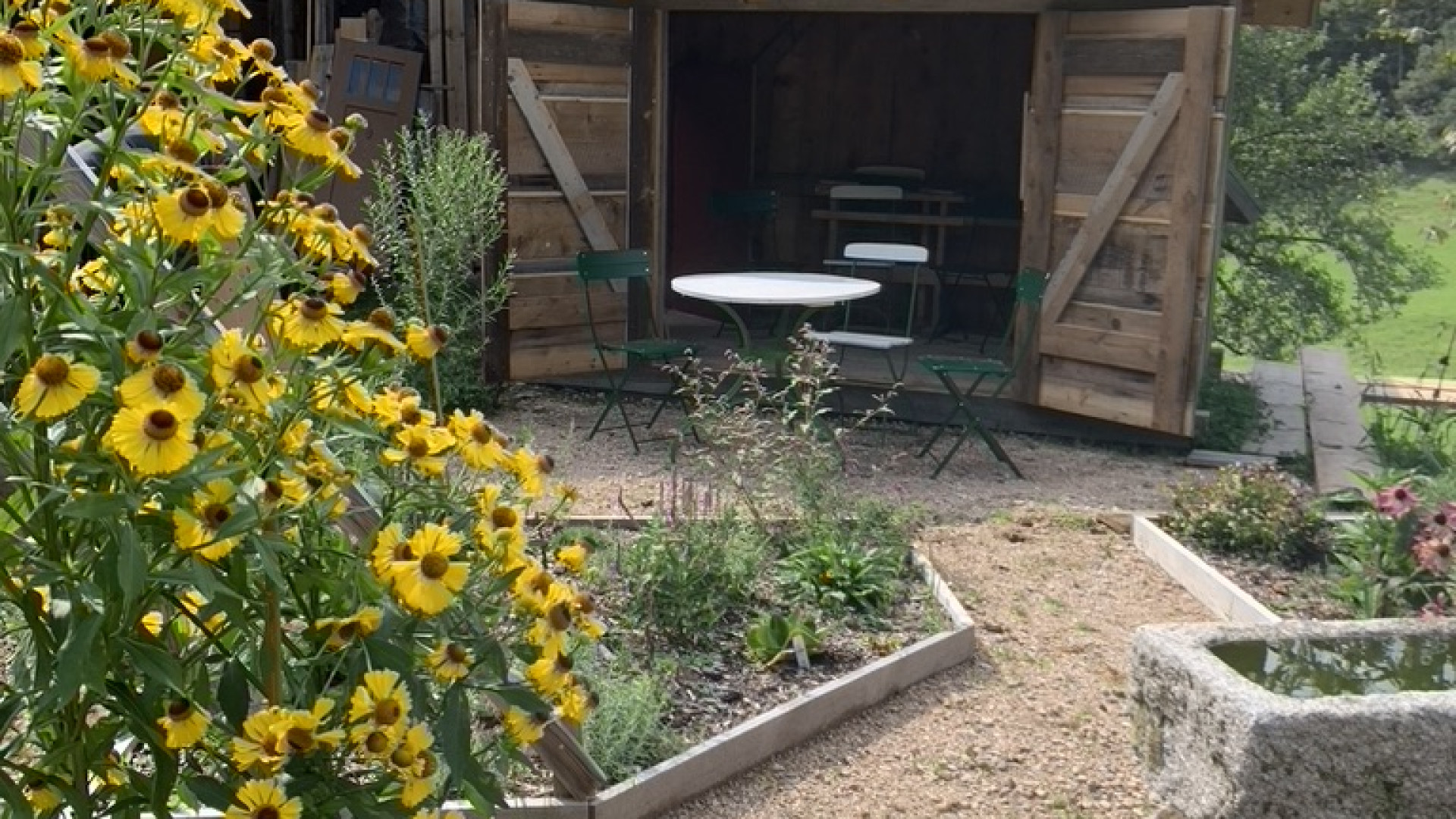 Bauerngarten mit Bienenhaus
