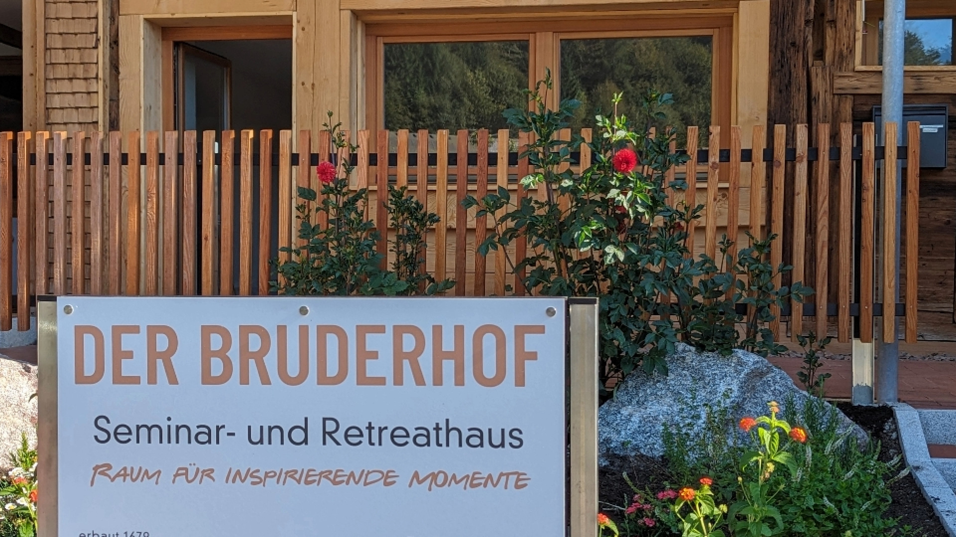 Aussenansicht mit Schild