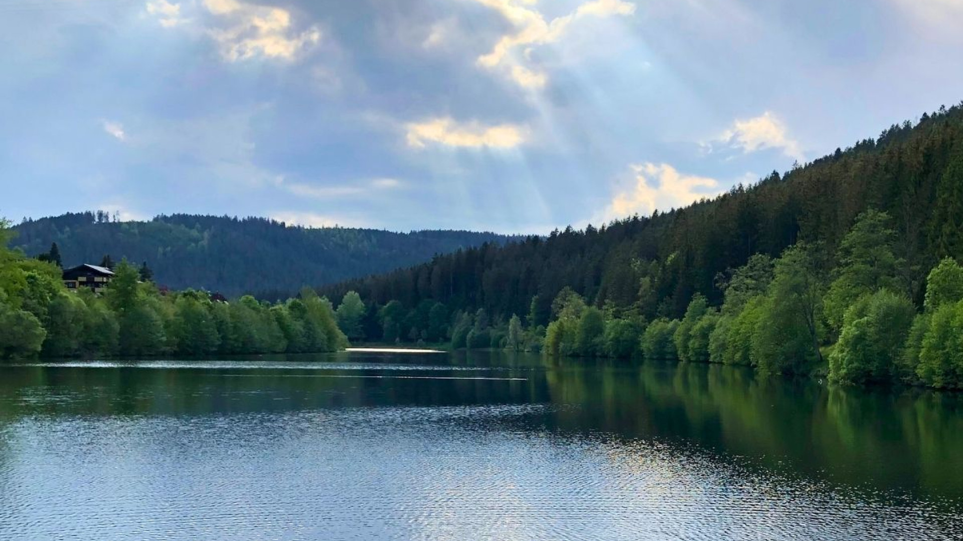 Auszeit am See mit langen Spaziergaengen