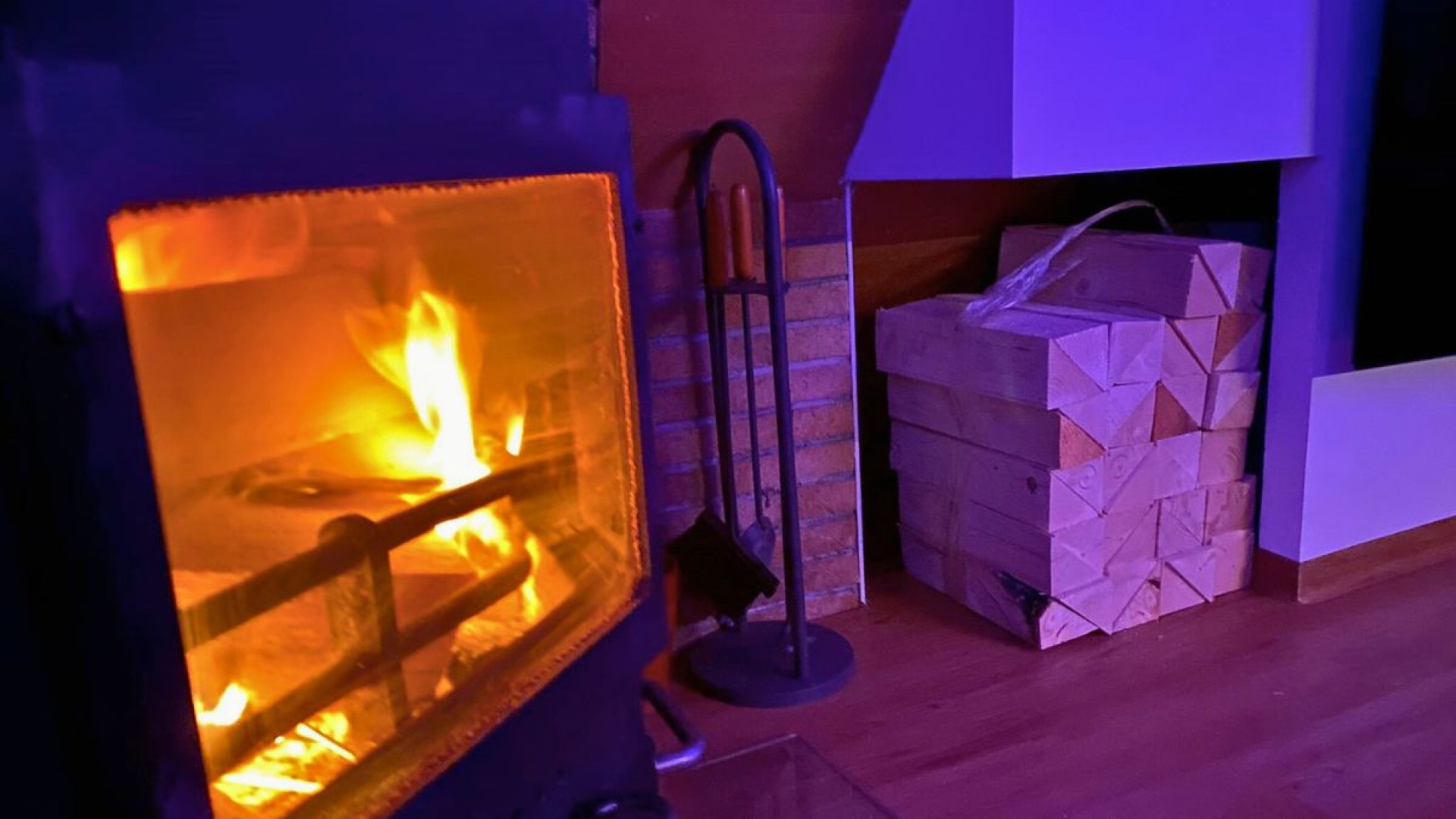 Kamin inkl Kaminholz im Ferienhaus